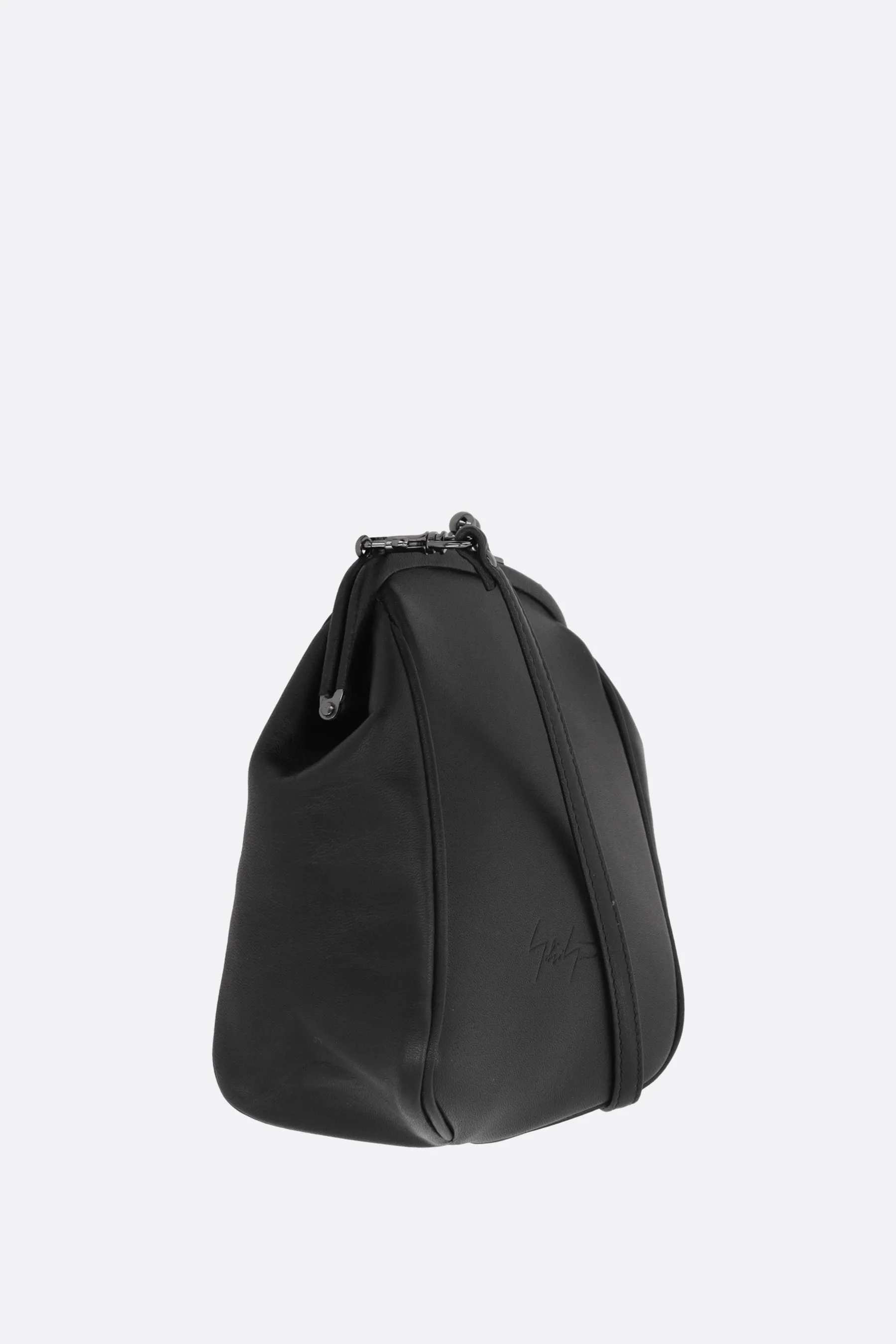 Clasp medium pouch in smooth leather