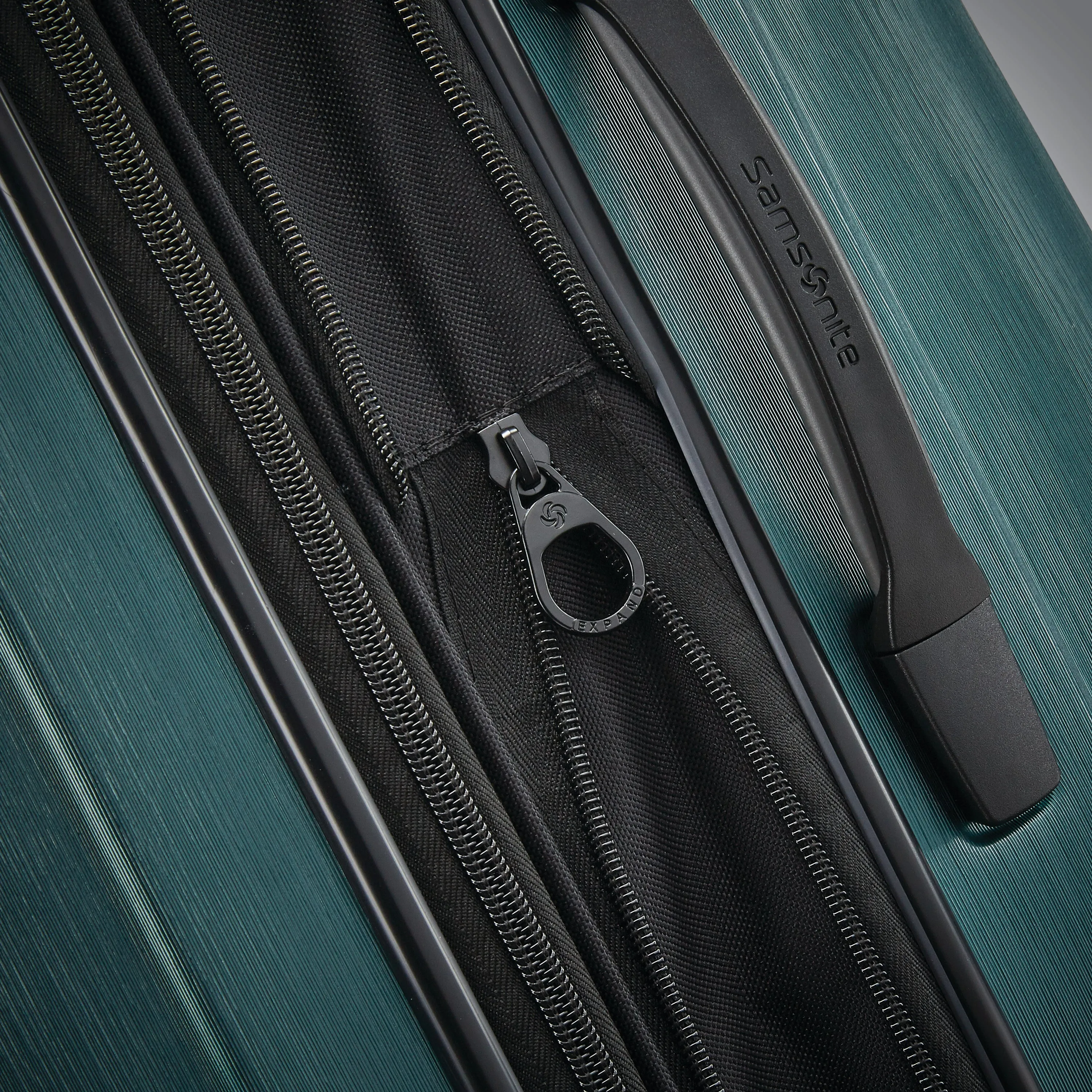 Samsonite Centric 2 Expandable Hardside Luggage with Dual Spinner Wheels